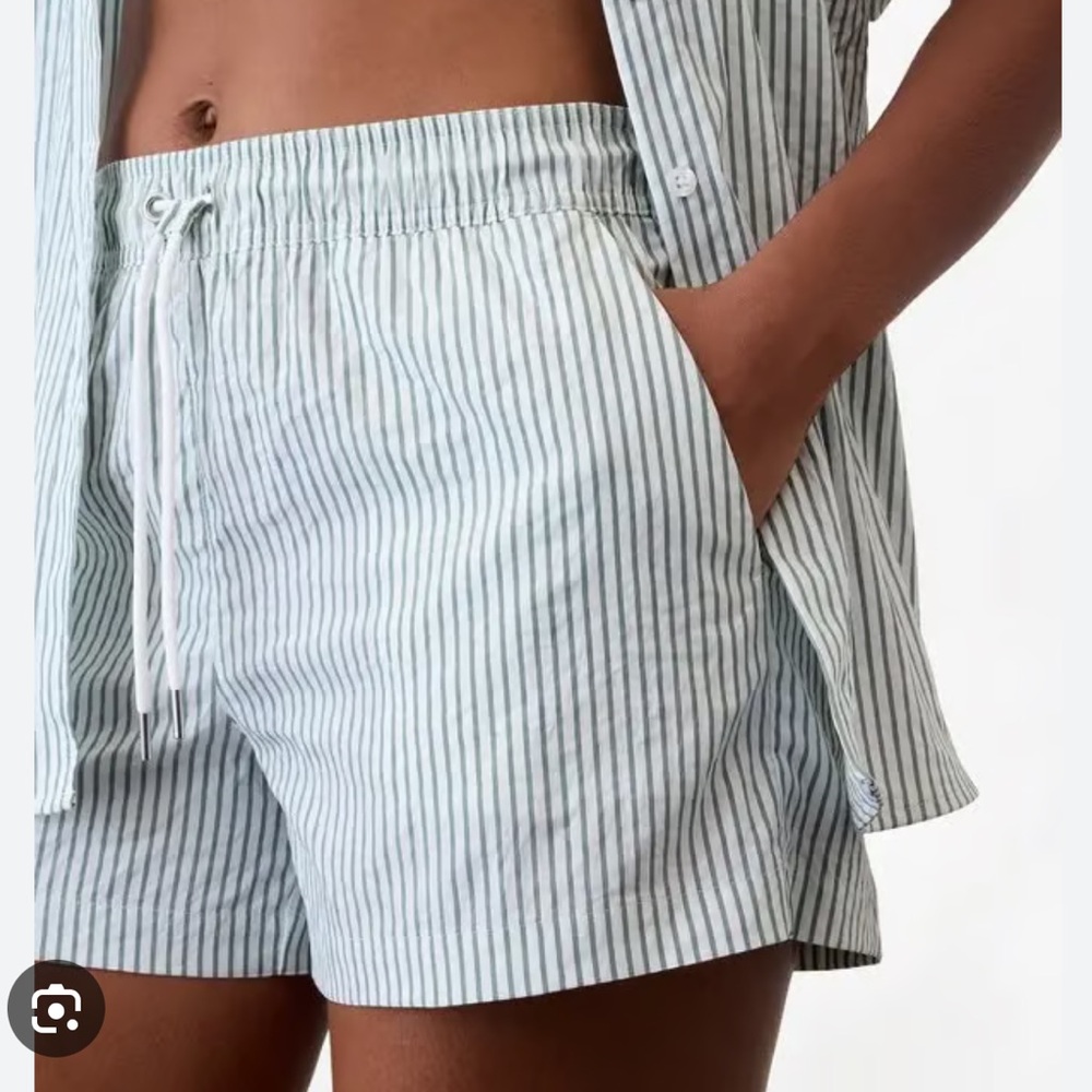 Athleta midday, short, white and green